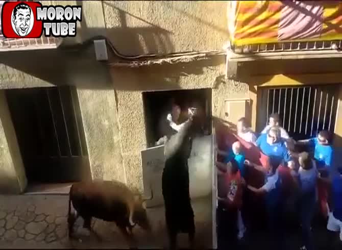 Video :You shouldn't confront a bull because of this